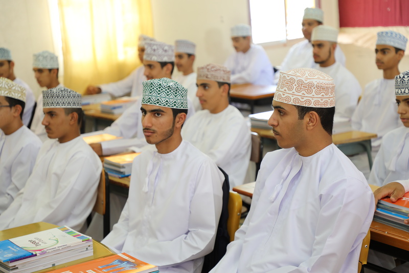 انتظام أكثر من  111198 طالبا وطالبة بمحافظة الداخلية على مقاعد الدراسة مع بداية العام الدراسي الجديد
