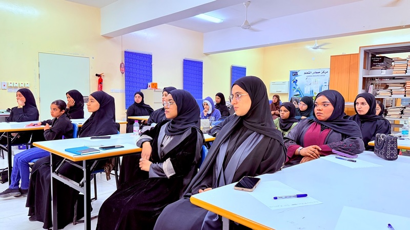 ورش نوعية في مركز السعادة الصيفي لتعزيز مهارات اللغة والذكاء الاصطناعي لدى الطالبات