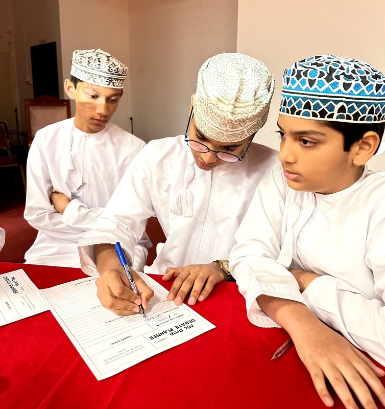 مسابقة المناظرة باللغة الإنجليزية لطلبة الصفين الثامن والتاسع بمدارس محافظة ظفار