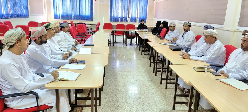 فريق من دائرة  تقنيات التعليم يختتم زيارته لمدارس تعليمية ظفار