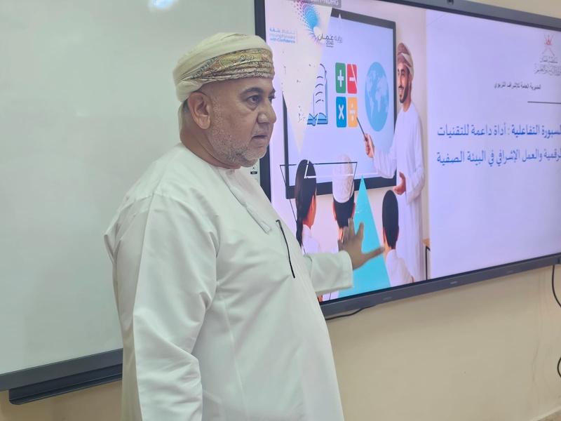 التدريب على تفعيل الشاشات التفاعلية لتعزيز العملية التعليمية في تعليمية جنوب الشرقية