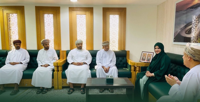 الشركة العمانية للبنى الأساسية للتقنية تمول شراء أجهزة عرض مرئي لمدرسة الشعلة بتعليمية ظفار