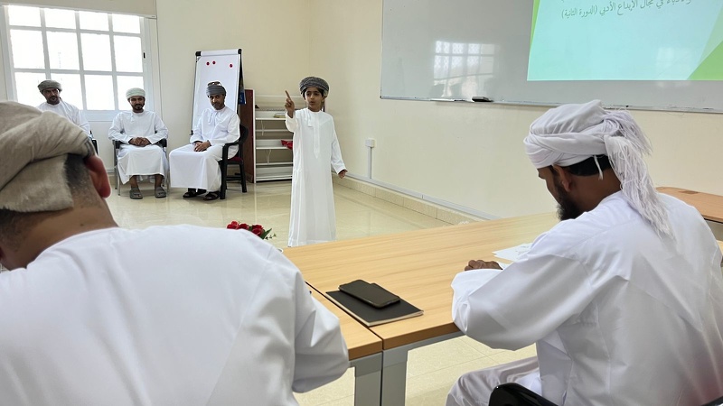 تقييم الطلبة المتأهلين لجائزة الجمعية العمانية للكتاب والأدباء للإبداع الأدبي بالبريمي
