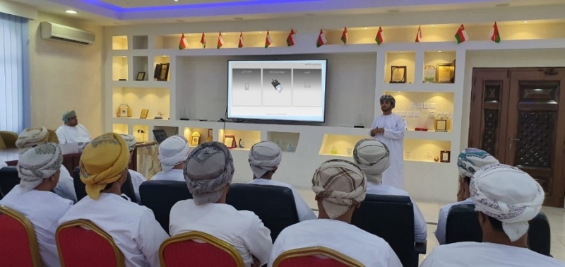 التصديق الالكتروني في البوابة التعليمية وتطبيق ولي الأمر .. برامج تدريبية بجنوب الباطنة