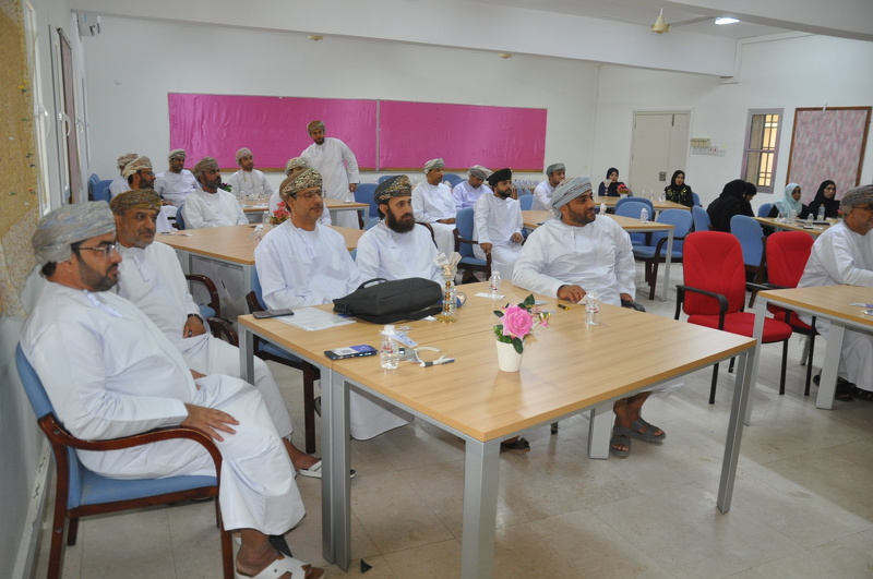 تنظيم ملتقى مجتمعات التعلم المهنية للمعلمين الأوائل بمدارس محافظة الظاهرة