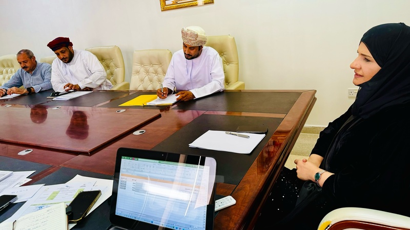 مناقشة مشاريع الإضافات والترميم والصيانة لمدارس تعليمية ظفار