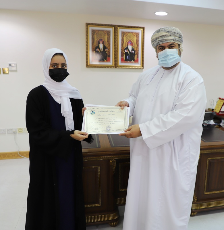 تكريم المشاركين في برنامج جلوب البيئي بتعليمية ظفار