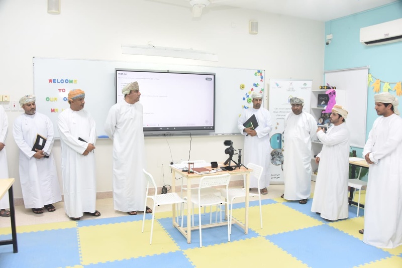 مستشار وزيرة التربية والتعليم للشؤون الإدارية يختتم زيارته بتعليمية جنوب الشرقي