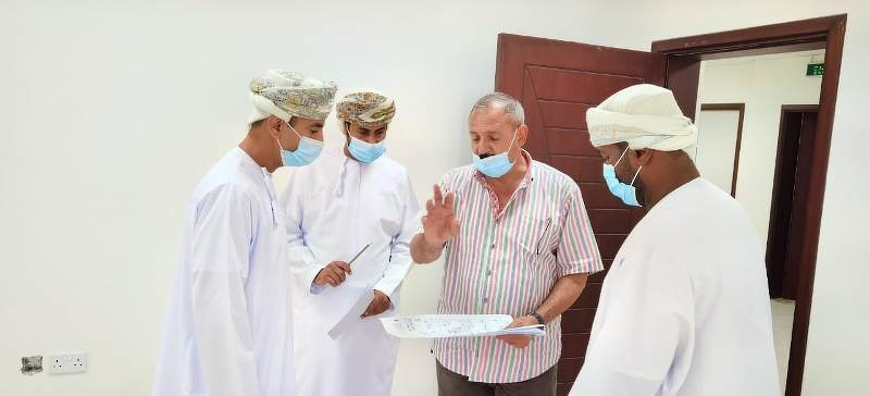 مدير عام تعليمية ظفار يطلع على عدد من المشاريع والأعمال الإنشائية للمديرية