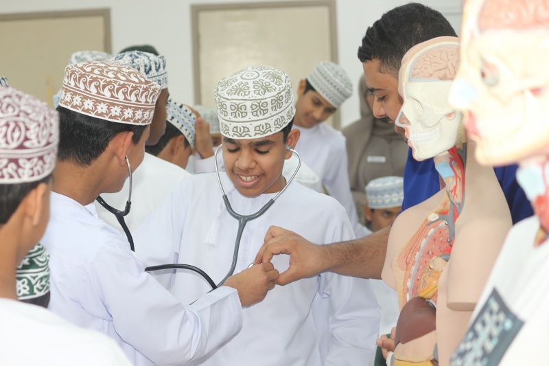كلية عمان للعلوم الصحية بجنوب الشرقية تستعرض تطبيقاتها في الأسبوع الوطني للعلوم والتكنولوجيا