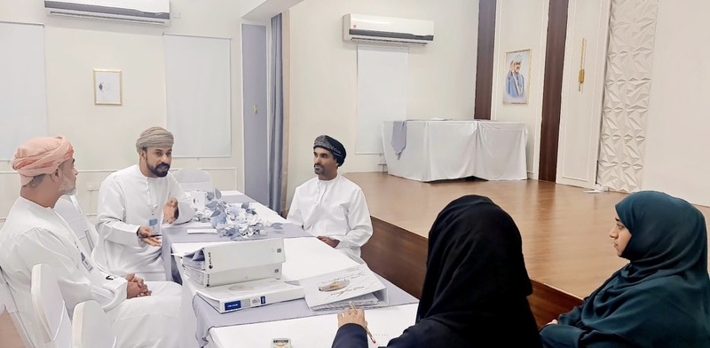 متابعة برامج وخطط الأنشطة المدرسية بمدارس تعليمية ظفار