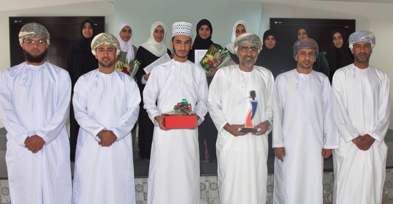تعليمية الداخلية تكرم طلابها الفائزين بالمركز الأول على مستوى السلطنة في المناظرات 