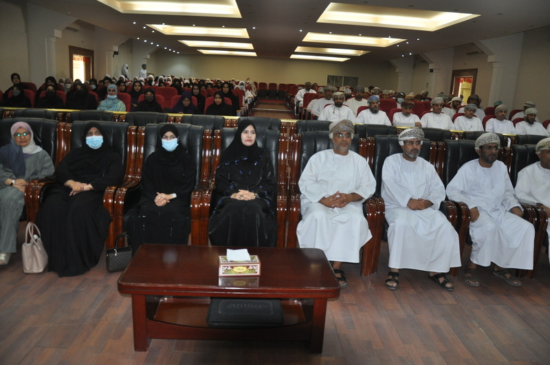 الاحتفال بتكريم المدارس والطلبة الفائزين في المسابقات التربوية وأخصائيي الأنشطة والمعلمين بتعليمية ...