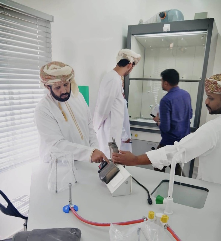 تأثيث وتجهيز  عدد من  مختبرات العلوم  بمدارس تعليمية ظفار