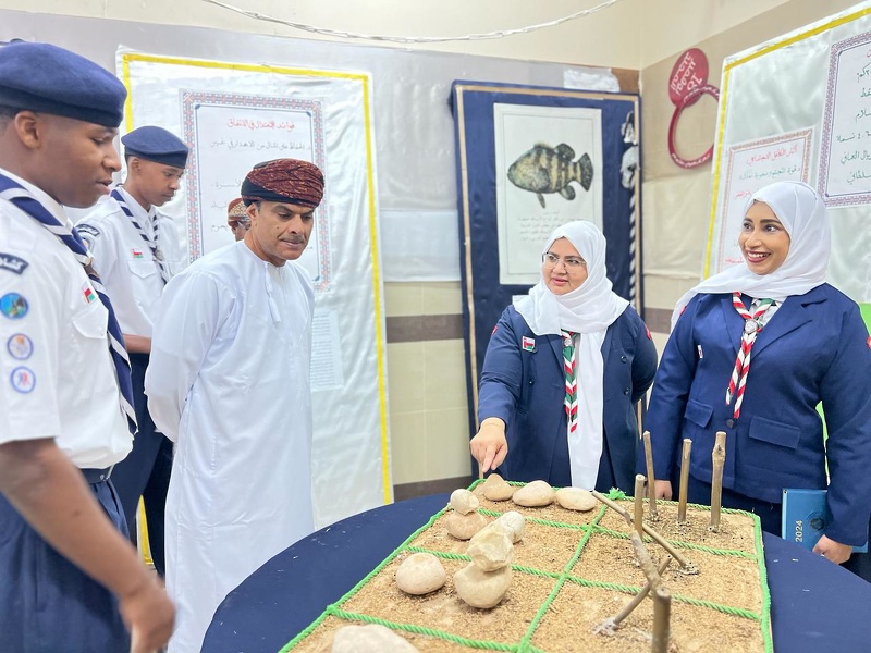 مدير عام المديرية العامة للكشافة والمرشدات يزور مدرسة السلطان قابوس بنين