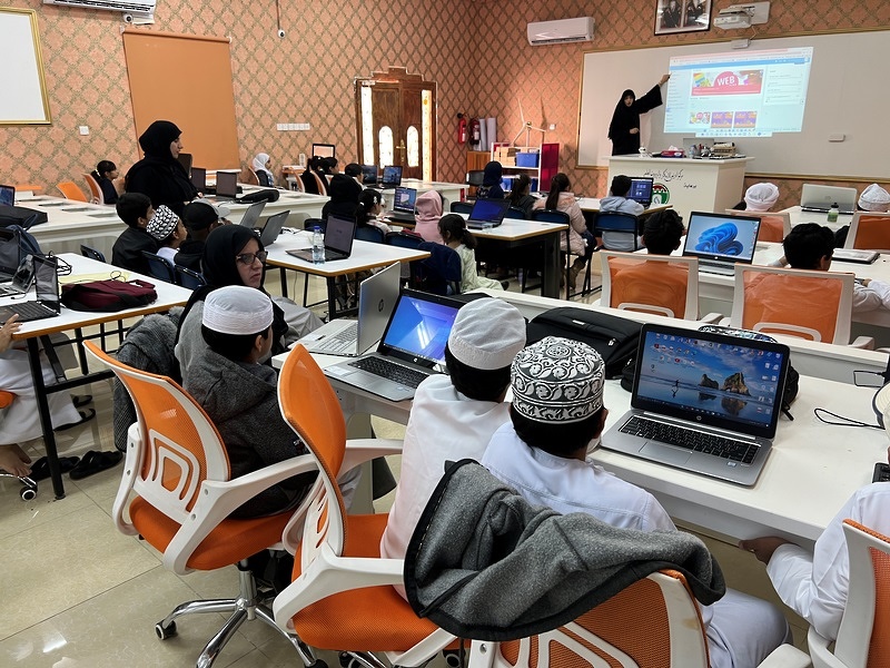 البرنامج التدريبي البرمجة بالذكاء الاصطناعي والتطبيقات الذكية وتطوير الألعاب بتعليمية البريمي