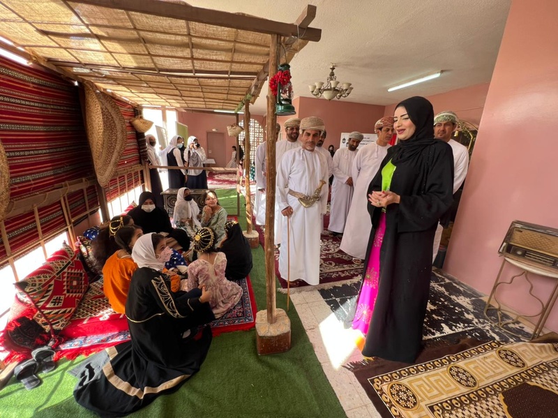 بهدف التعرف على الحرف اليدوية والتراثية - صعراء بالبريمي تنظم ملتقى نسائم رمضانية  