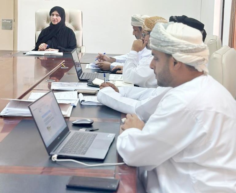 تواصل أعمال لجنة متابعة استقرار الهيئة التدريسية بالمدارس بتعليمية ظفار .