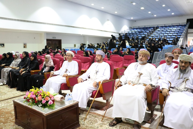 تخريج الدفعة الثالثة من التربويين بتعليمية جنوب الباطنة المتدربين بالمعهد التخصصي للتدريب المهني ...