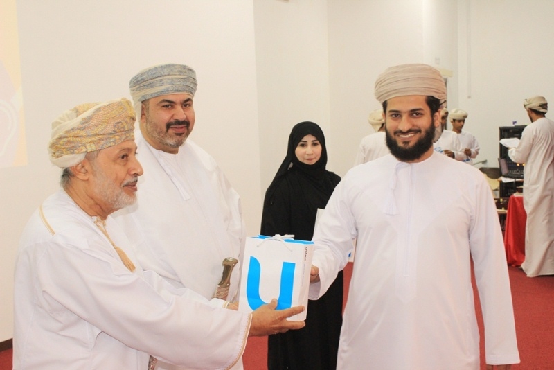 تعليمية ظفار تحتفل بتسليم السماعات الطبية لطلاب ذوي الإعاقة السمعية