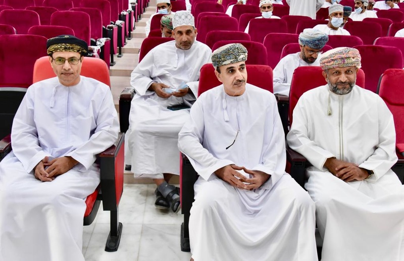 التوعية بمباديء السلامة المروروية لسائقي الحافلات ب المدرسية بولاية الرستاق