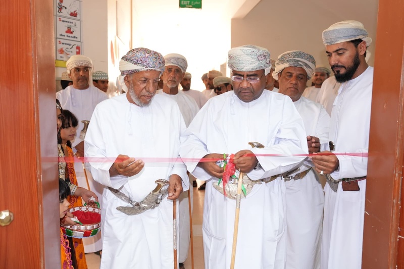 مدير عام تعليمية جنوب الشرقية يفتتح متحف كنوز عمان