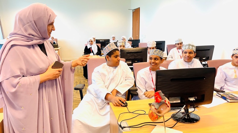 المكلفة بأعمال المدير العام لتعليمية ظفار تطلع على البرنامج الصيفي للطلبة الموهوبين بصلالة