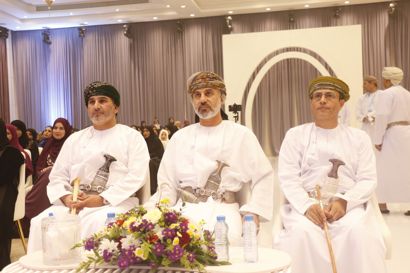 تعليميةُ جنوبِ الباطنةِ تُكرِّم 240 مُعلماً وإِدارياً مُجيداً
