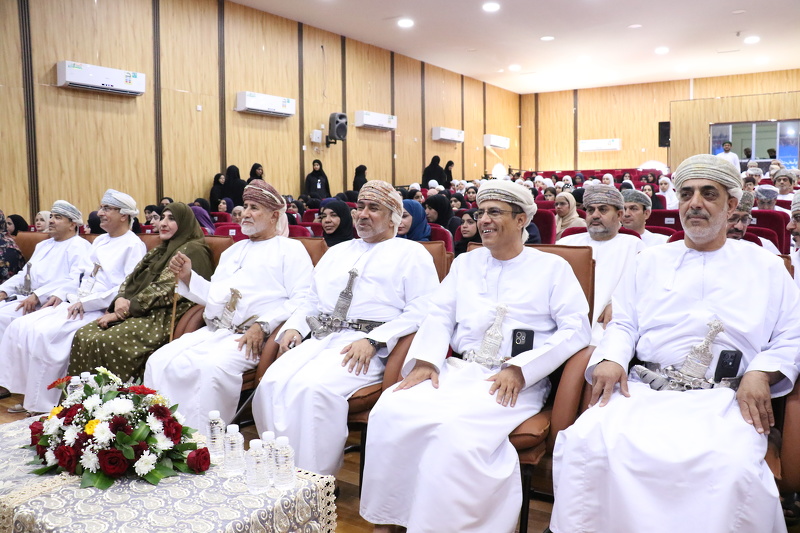 تعليمية جنوب الباطنة تحتفي بالطلبة المجيدين في التحصيل الدراسي