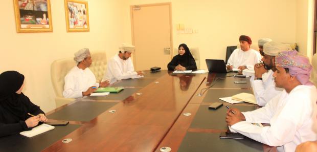 اجتماع اللجنة المحلية لجائزة السلطان قابوس للتنمية المستدامة في البيئة المدرسية بتعليمية ظفار