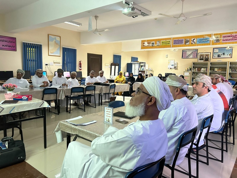 زيارة فريق الإشراف التربوي المركزي لمدارس تعليمية البريمي المطبقة للمنهجية