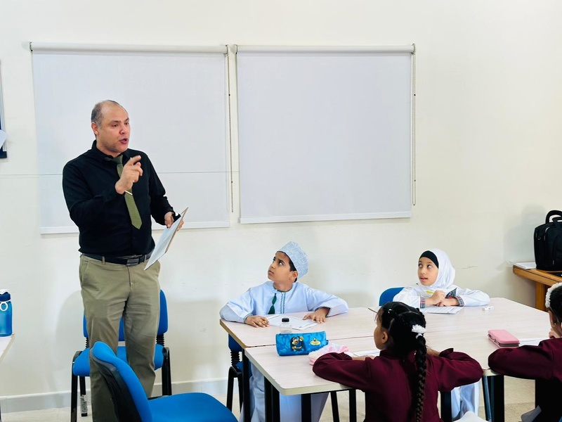 تنفيذ الدور النهائي من مسابقة الإملاء باللغة الإنجليزية لطلبة الصفين الرابع والخامس بمدارس تعليمية ...