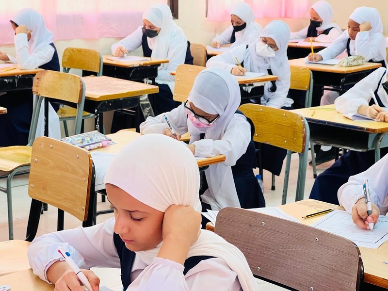 طلبة مدارس تعليمية ظفار يؤدون أول اختبارات النقل للصفوف من (11-5) للفصل الدراسي الثاني للعام ...