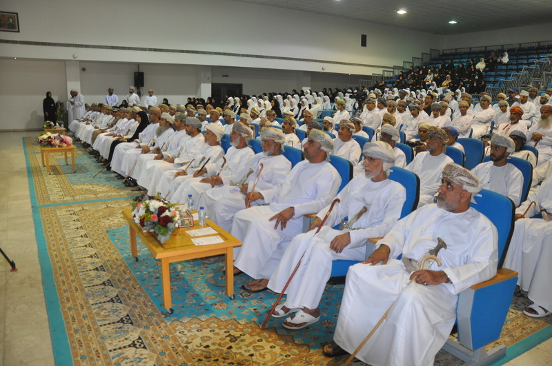 مجلس أولياء الأمور بعبري  يكرم الطلبة المجيدين بمدارس ولاية عبري 