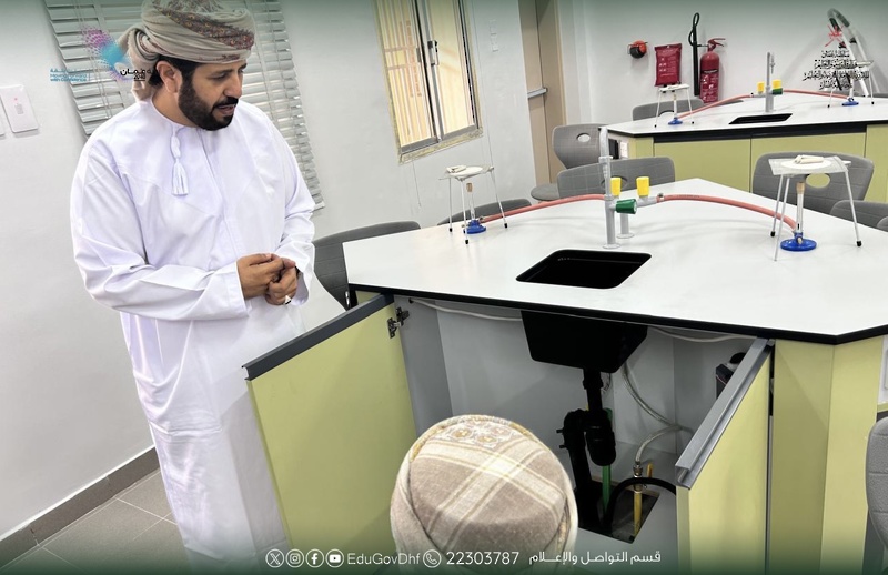 تعليمية ظفار تستلم مختبر العلوم بمدرسة شير للتعليم الأساسي للبنات بولاية صلالة