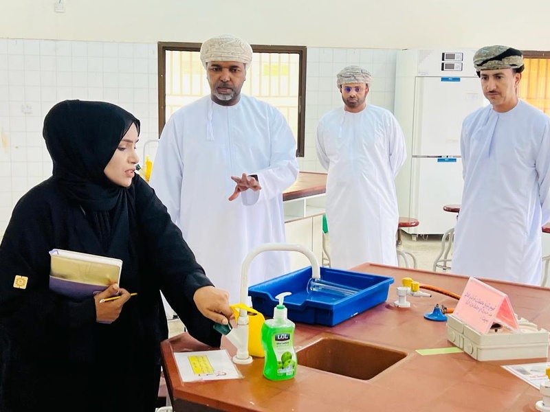 مدير عام تعليمية ظفار يزور عدد من مدارس ولاية صلالة 
