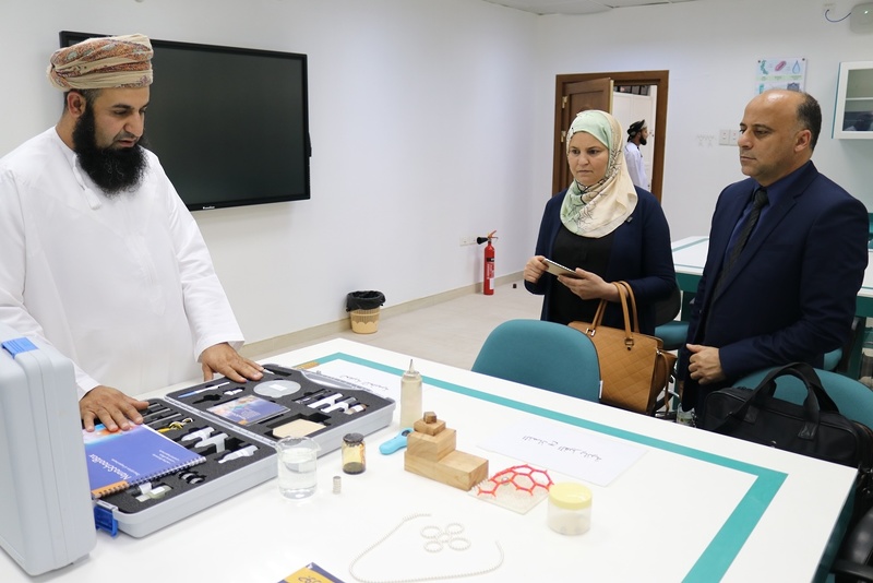 الوفد التربوي التونسي يطّلع على تجربة تعليمية الداخلية في إدماج التكنولوجيا في التعليم