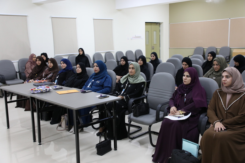 فريق جائزة التميز المؤسسي للمساواة بين الجنسين يزور مدارس بمحافظة الداخلية