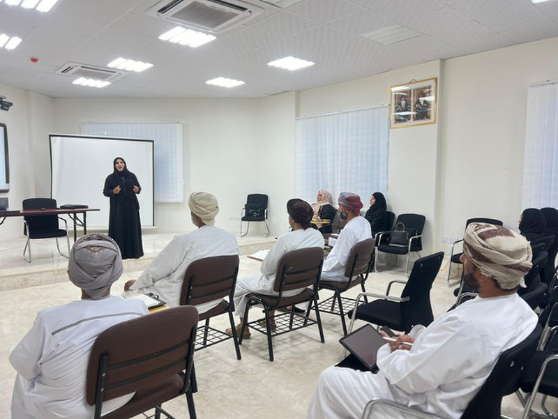   فريق الإشراف المركزي بوزارة التربية والتعليم يختتم زيارته لتعليمية ظفار
