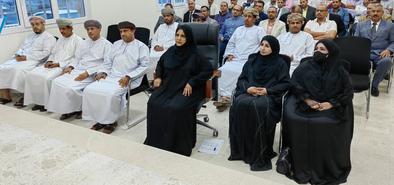 تكريم  القائمين على مبادرة تواصل لطلبة الدبلوم العام لمدارس تعليمية ظفار