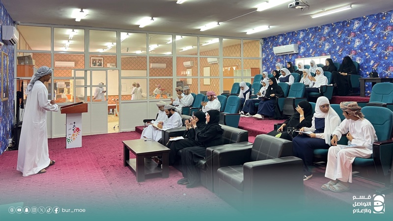 تقييم الطلبة المشاركين من مدارس التعليمية في مسابقة نجم الخطابة 