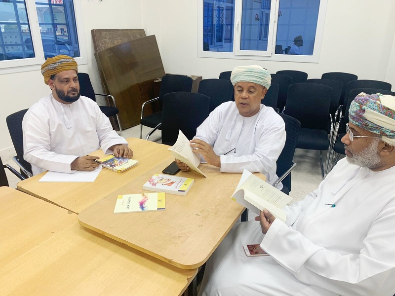 اجتماع اللجنة المحلية لجائزة الجمعية العمانية للكتاب والأدباء للإبداع  الأدبي لطلبة المدارس بمحافظة ...