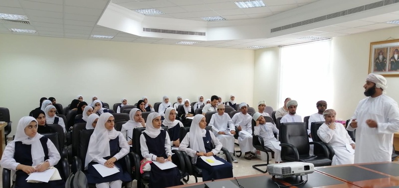 ورش تدريبية متقدمة في مجال الابتكارات العلمية الطلابية والروبوتات والذكاء الاصطناعي بتعليمية ...