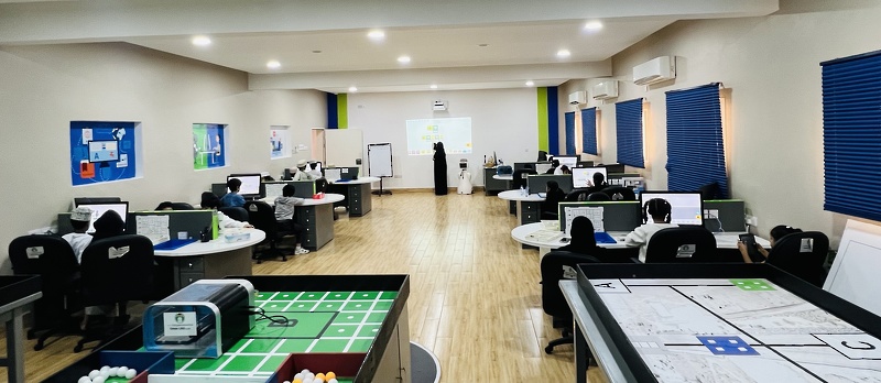 مركز الابتكار والروبوت العلمي بتعليمية ظفار ينفذ البرنامج الشتوي لطلبة المدارس