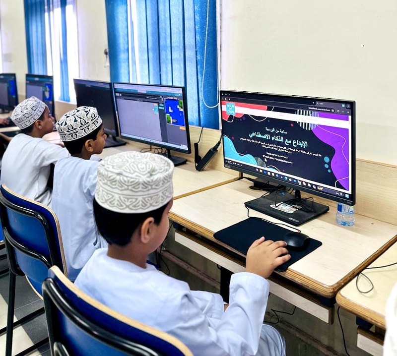 ختام فعالية ساعة برمجة مع ماينكرافت بتعليمية ظفار