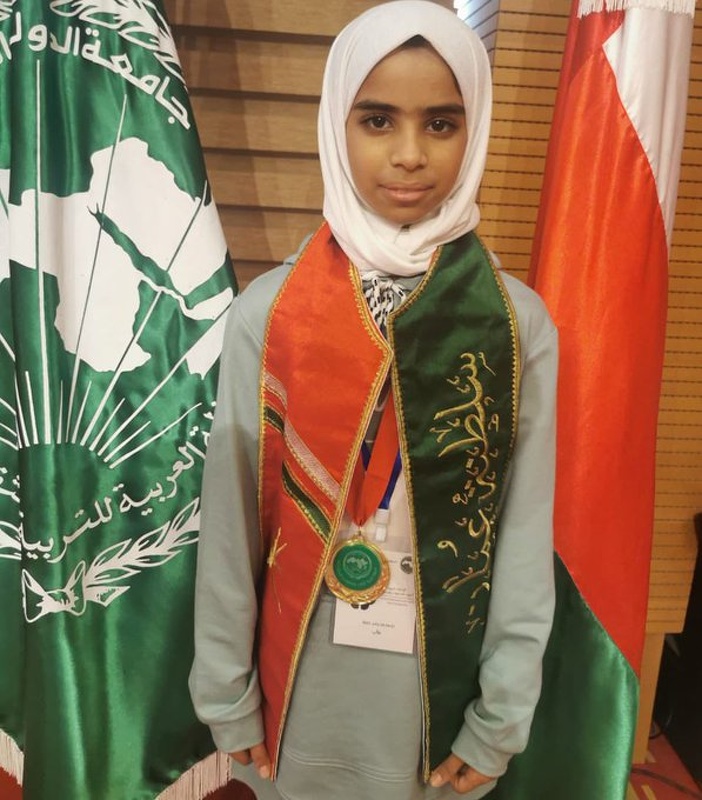 تتويج الطالبة شهد بنت يحيى المنذرية من مدرسة أم أيمن للتعليم الأساسي بمحافظة الداخلية بميدالية ...