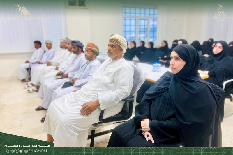   فريق مشروع رقمنة المناهج المركزي يختتم زيارته لتعليمية ظفار 