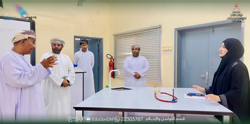 المديرة العامة بتعليمية ظفار تطّلع على العملية التعليمية بمدرسة خالد بن الوليد (٧ - ٩)