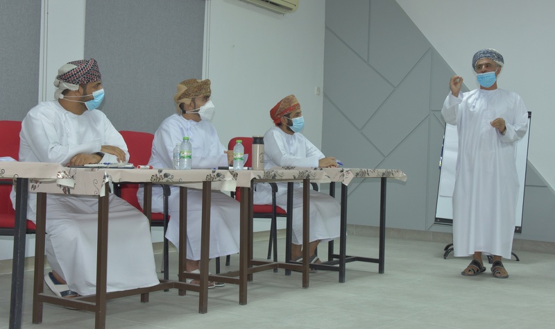 تعليمية الداخلية تنفذ عدد من البرامج التدريبية للمعلمين الجدد والمعلمين الأوائل 