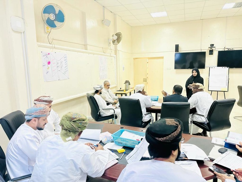 البرنامج التدريبي لبناء الأنشطة الإثرائية للطلبة الموهوبين في مدارس التعليم الأساسي بمحافظة ظفار